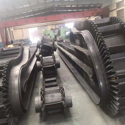 kopen Zwart gegolfde zijwandconveyorband voor transport met grote helling online manufacture