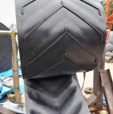 Anti-slip-patroon rubber conveyor belt met 5 mm herringbone patroon geneigd